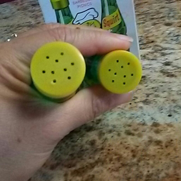 Vintage squirt salt & pepper bottles - Picture 3 of 4